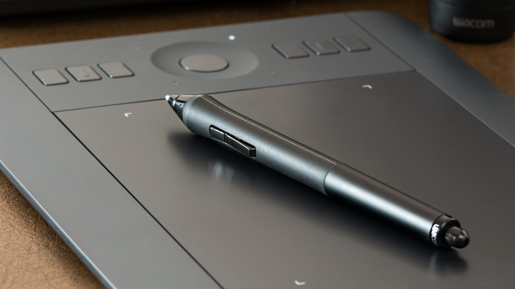 Photo of a graphics tablet and stylus